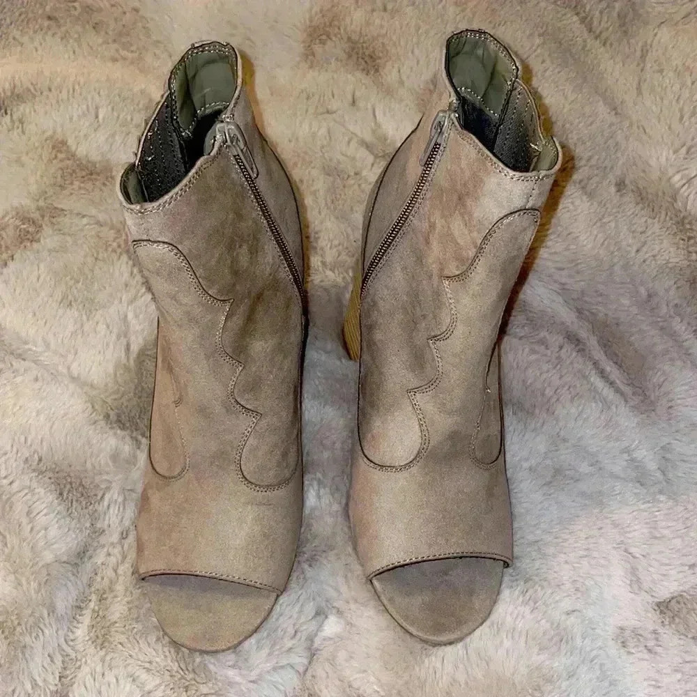 Carlos Wedges